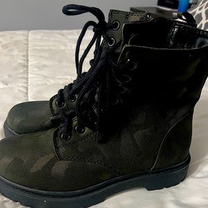 Womens hiking /combat boot never worn